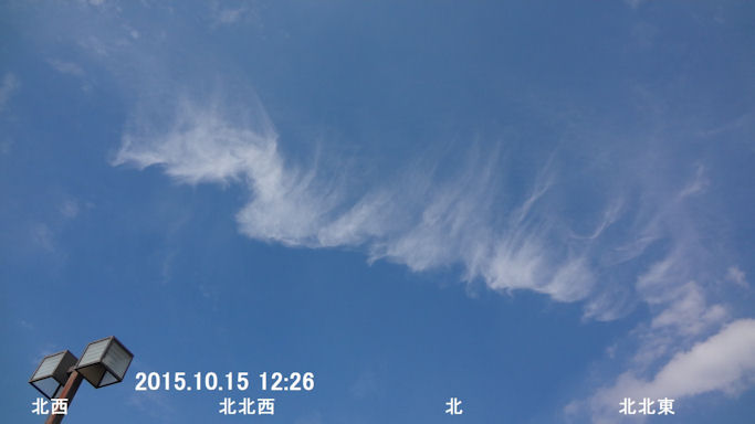 in Tokyo 2015.10.15 12:26 北 ほぼ天頂 東京 龍のような前兆雲 (enlarg. 05)